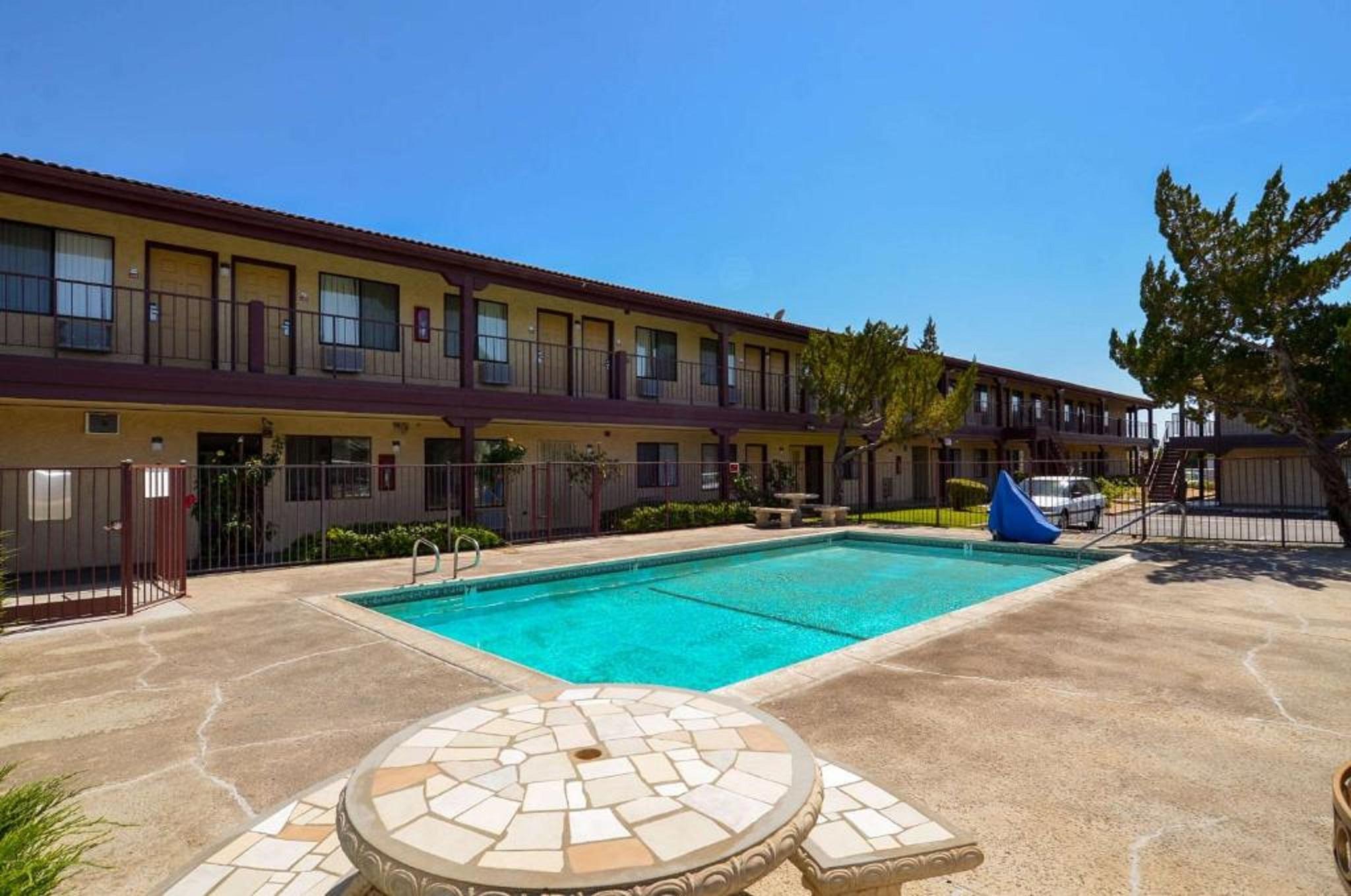 Beyond Stay Hotel Victorville Downtown מראה חיצוני תמונה