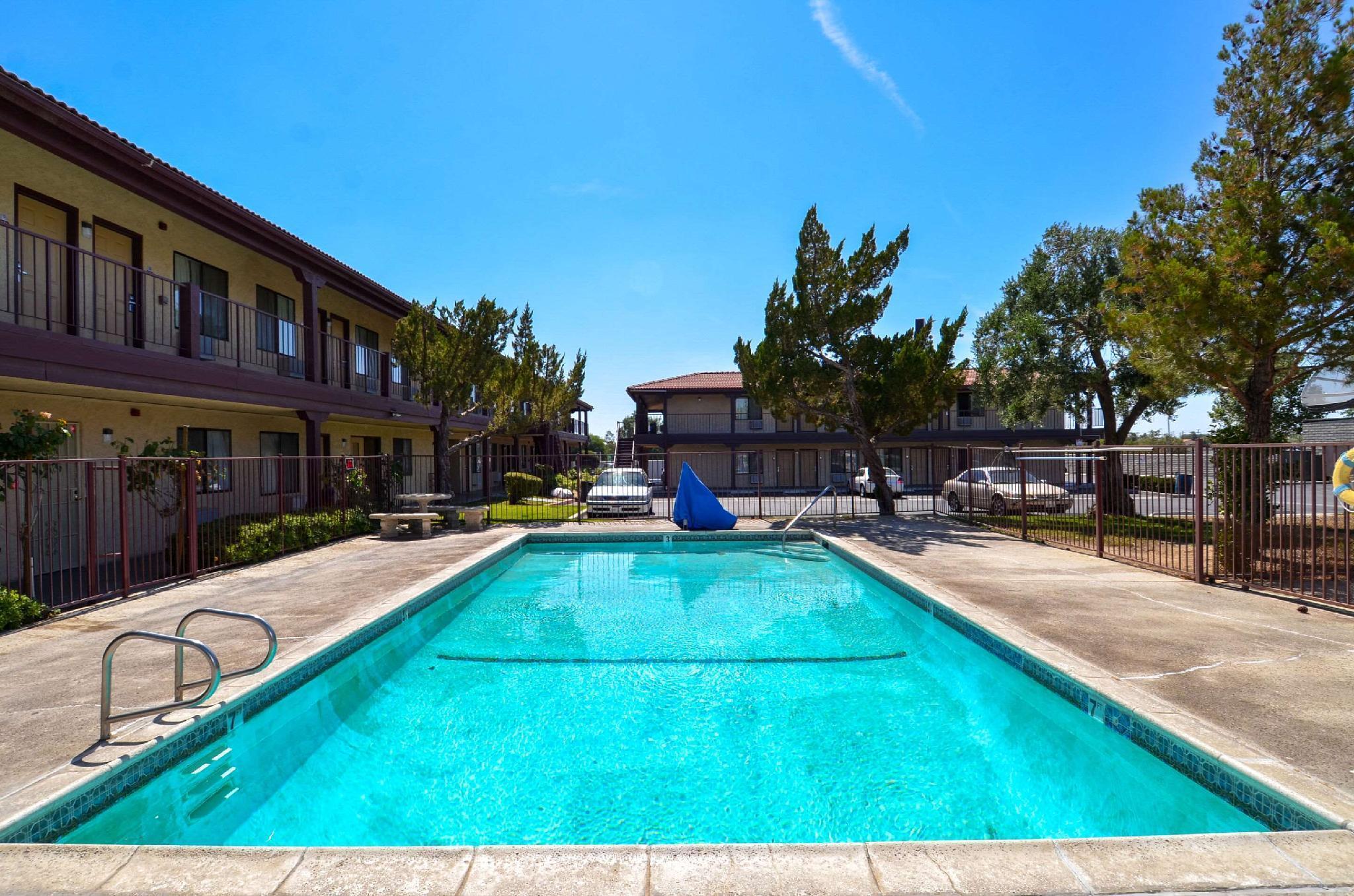 Beyond Stay Hotel Victorville Downtown מראה חיצוני תמונה